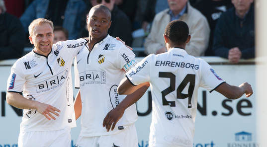 Häckens Carlos Strandberg har gjort 0-2 och grattas av