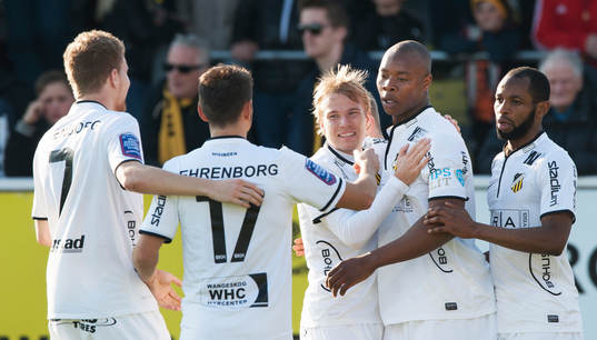 Häckens Carlos Strandberg har gjort 0-2 och grattas av