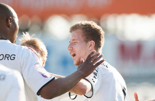 Häckens Simon Gustafson har gjort 0-1 och grattas i