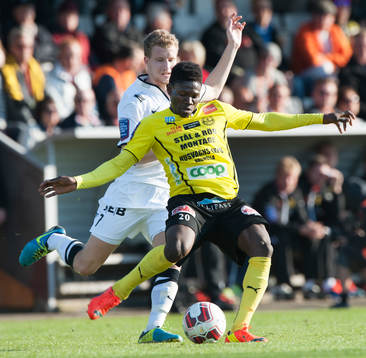 Mjällbys Kwame Bonsu och Häckens Simon Gustafson i