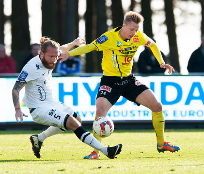 Häckens Erik Wahlström och Mjällbys Mattias Håkansson i
