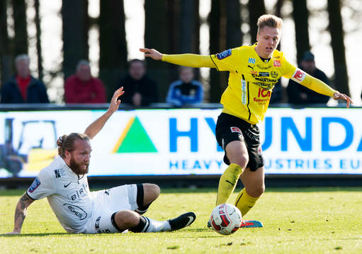Häckens Erik Wahlström och Mjällbys Mattias Håkansson i