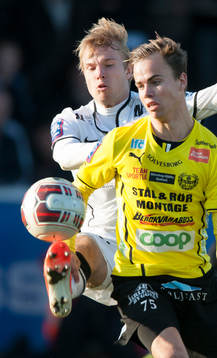 Mjällbys Andreas Blomqvist och Häckens Oscar Lewicki i
