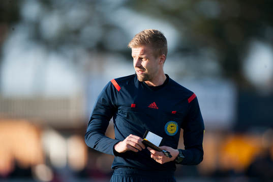 Domaren Glenn Nyberg  i matchen i allsvenskan mellan