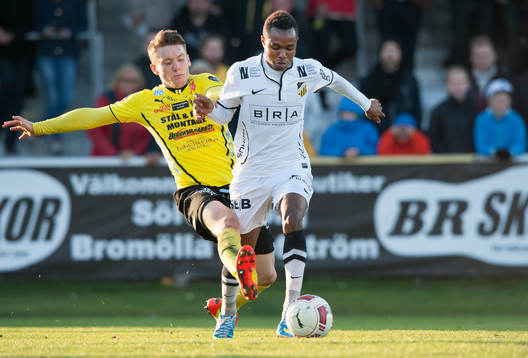 Mjällbys Viktor Agardius försöker stoppa Häckens Nasiru