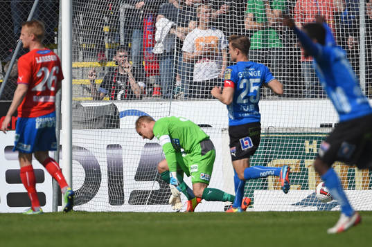 Helsingborgs målvatk Pär Hansson deppar