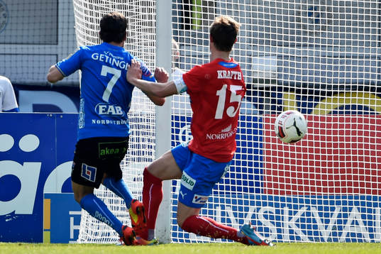 Helsingborgs Emil Krafth kan inte stoppa Halmstads Kristinn