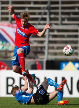 Helsingborgs Jere Uronen åker på en tackling av Halmstads