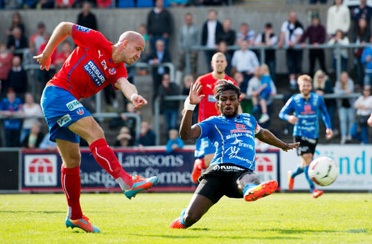 Helsingborgs Mattias Lindström och Halmstads Joseph Baffo