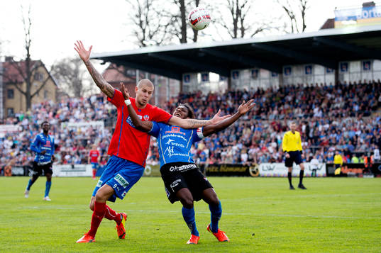 Helsingborgs Robin Simovic och Halmstads Joseph Baffo