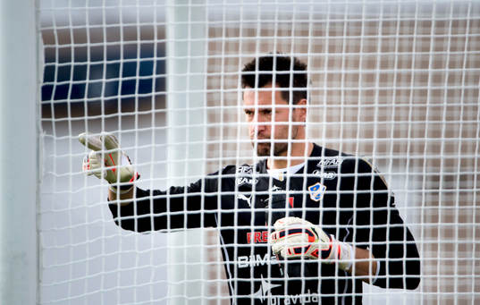 Halmstads målvakt Stojan Lukic dirigerar sin mur