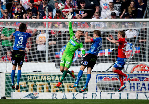 Helsingborgs målvatk Pär Hansson når nästan bollen
