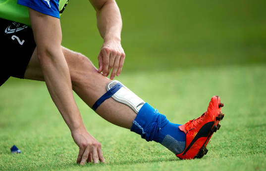 En spelare stretchar