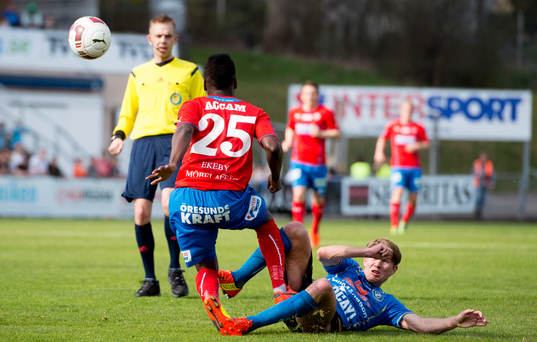 Halmstads Johan Blomberg kapar Helsingborgs David Accam