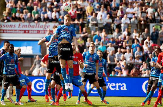 Halmstads Gudjón Baldvinsson nickar undan en hörna