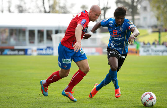Helsingborgs Mattias Lindström och Halmstads Joseph Baffo