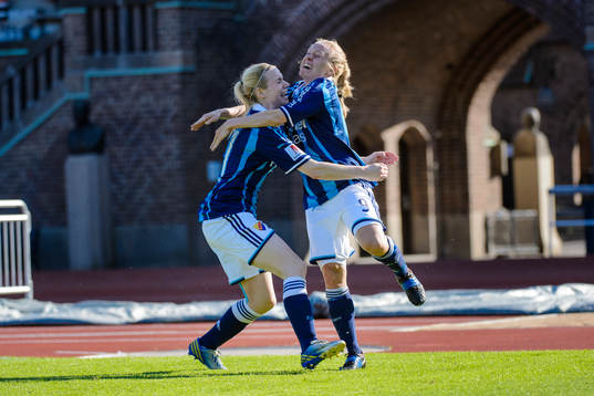 Djurgårdens Alexandra Höglund och Mia Jalkerud jublar