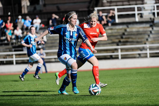 Djurgårdens Irma Helin och QBIKs Karin Jingfors i närkamp