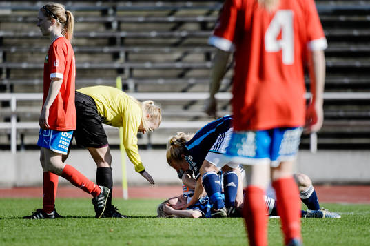Djurgårdens Alexandra Höglund blir får ont och blir