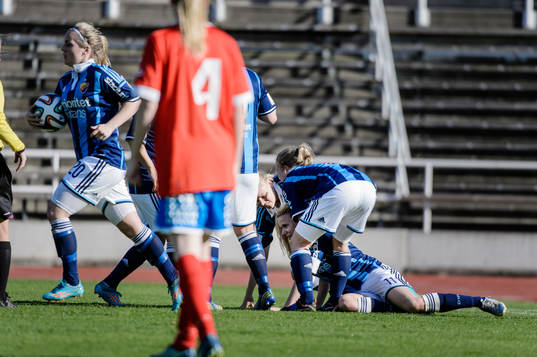 Djurgårdens Alexandra Höglund blir får ont och blir