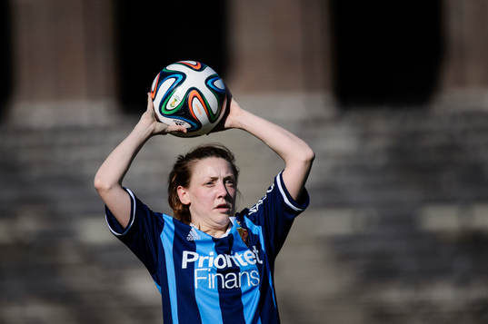 Djurgårdens Sofie De Besche gör ett inkast