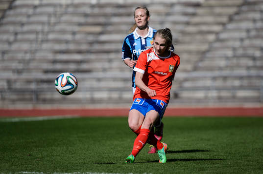 Djurgårdens Lilja Björk och QBIKs Erika Stolpe