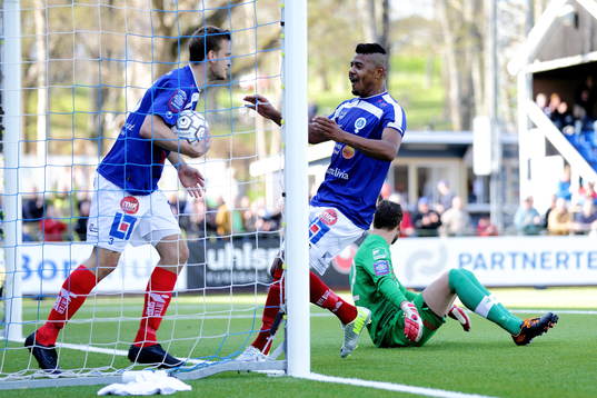 Åtvidabergs Ricardo Santos och Månz Karlsson jublar