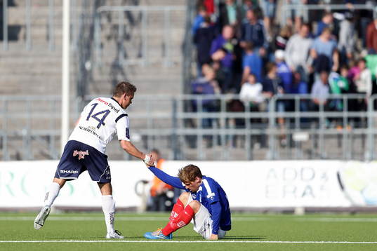 Gefles Jens Portin hjälper Åtvidabergs Martin Christensen