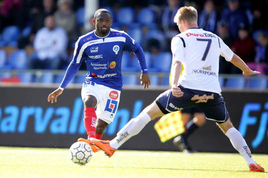 Åtvidabergs John Owoeri mot Gefles Robin Nilsson