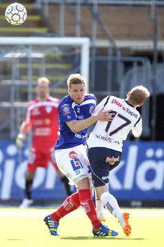 Åtvidabergs Anton Tinnerholm krockar med Gefles Jonas