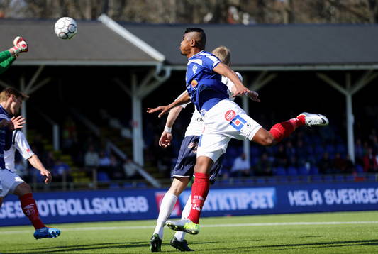 Åtvidabergs Ricardo Santos nickar mot mål och Gefles