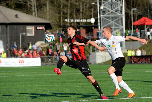 Brommapojkarnas Jesper Karlström (v) i en duell med