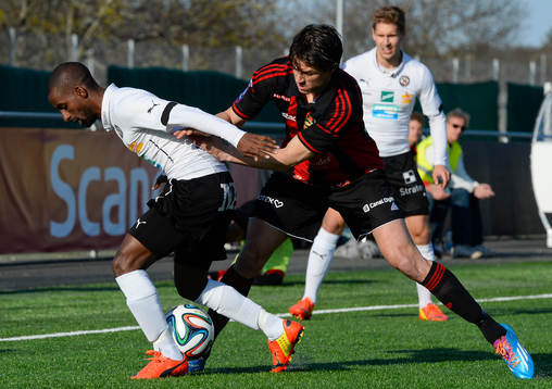 Brommapojkarnas Gabriel Petrovic (h) i en duell med