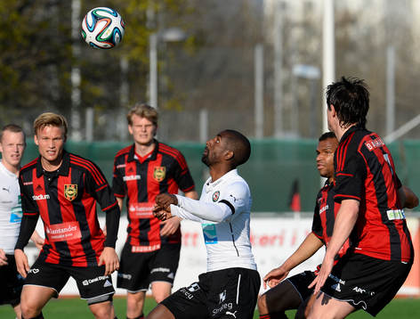 Örebros Mohammed Saeid (m) i en duell med Brommapojkarnas