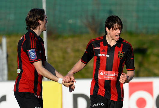 Brommapojkarnas Gabriel Petrovic (h) jublar