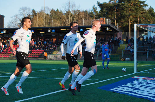 Örebros Karl Holmberg (h) jublar