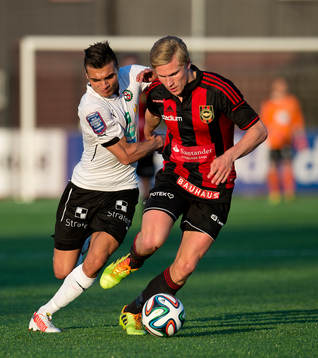 Brommapojkarnas Carl Starfelt (h) i en duell med Örebros