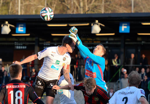 Brommapojkarnas målvakt Ivo Vazgec (h) i en duell med