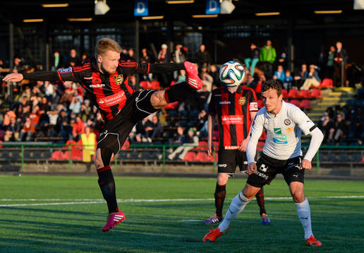 Brommapojkarnas Jacob Une Larsson (v) i en duell med