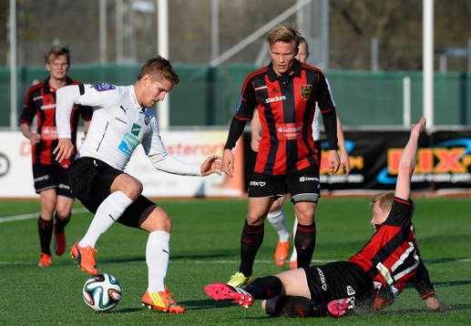 Brommapojkarnas Gustav Sandberg Magnusson (h) i en duell