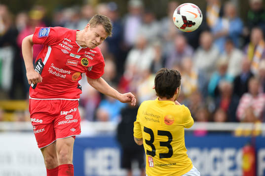 Elfsborgs Viktor Claesson nickar över Falkenbergs Tibor
