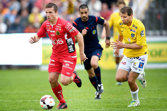 Elfsborgs Anders Svensson jagas av Falkenbergs Stefan