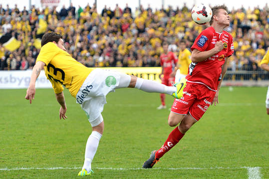 Elfsborgs Viktor Claesson får ett skott i huvudet från