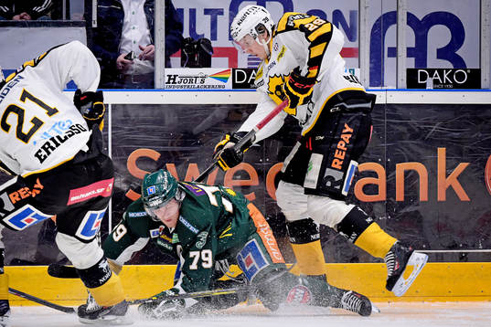 Färjestads Patrik Lundh duellerar med Skellefteås Oscar