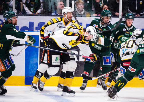 Skellefteås Oscar Sundqvist grimaserar