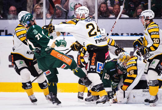Färjestads Christian Berglund får ett slag av