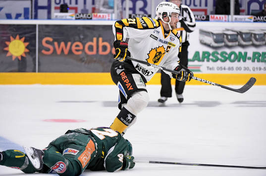 Färjestads Joakim Hillding ligger kvar på isen