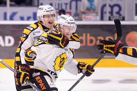 Skellefteås John Norman och Anton Lindholm jublar