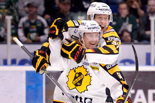Skellefteås Anton Lindholm John Norman jublar