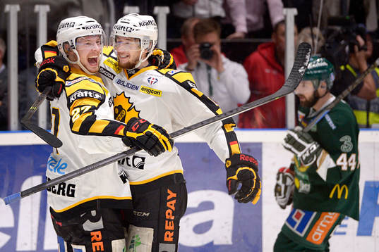 Skellefteås Martin Lundberg och Melker Karlsson jublar